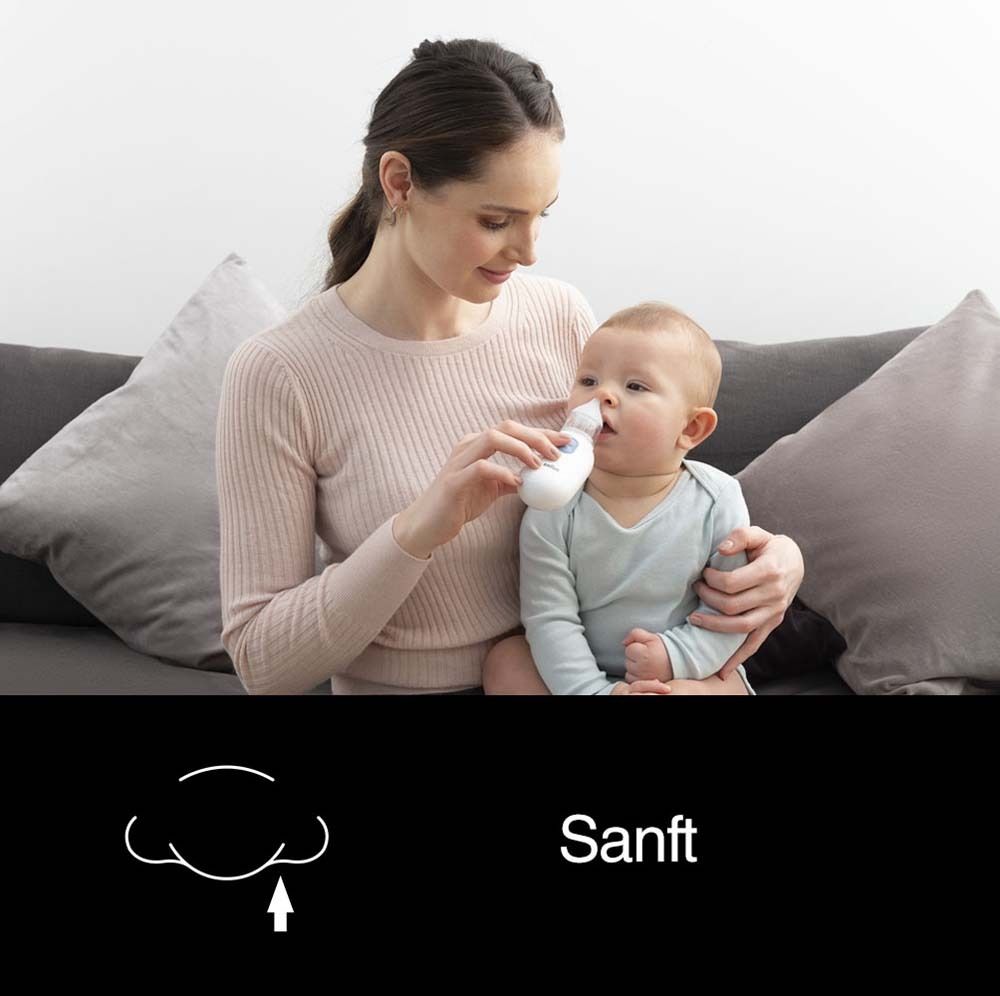 Femme utilisant un aspirateur nasal sur un bébé. Texte : Doux. Symbole : Nuage avec flèche.