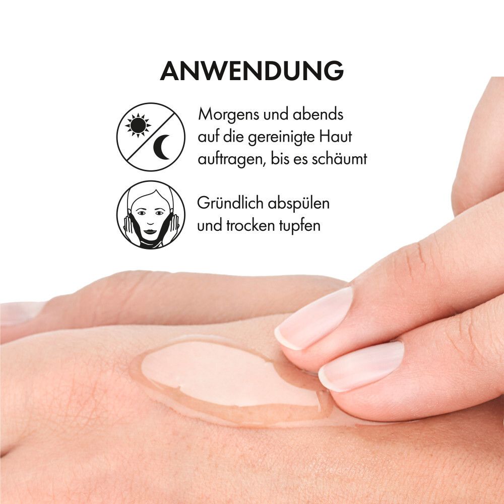 Produit de soin pour la peau liquide sur une paume, avec instructions d'application à côté.