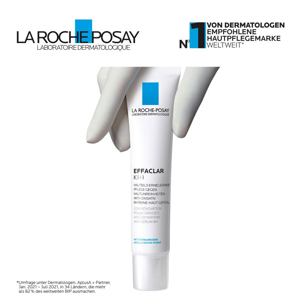 Witte tube met blauw logo en tekst EFFACLAR K (+). Handen houden de tube vast.