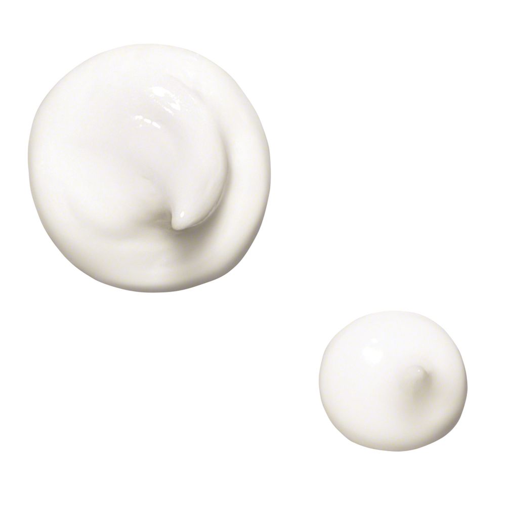 Twee klodders witte crème. Witte achtergrond.