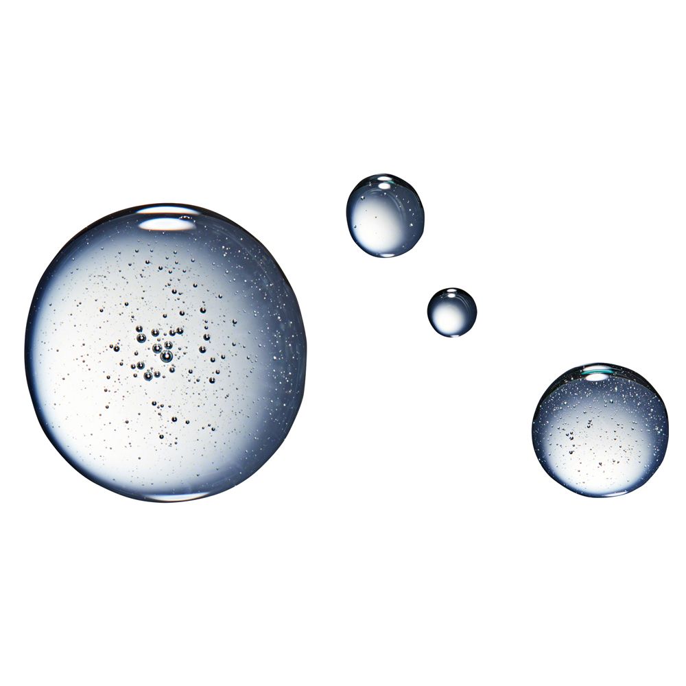 Quatre gouttes rondes transparentes sur fond blanc.