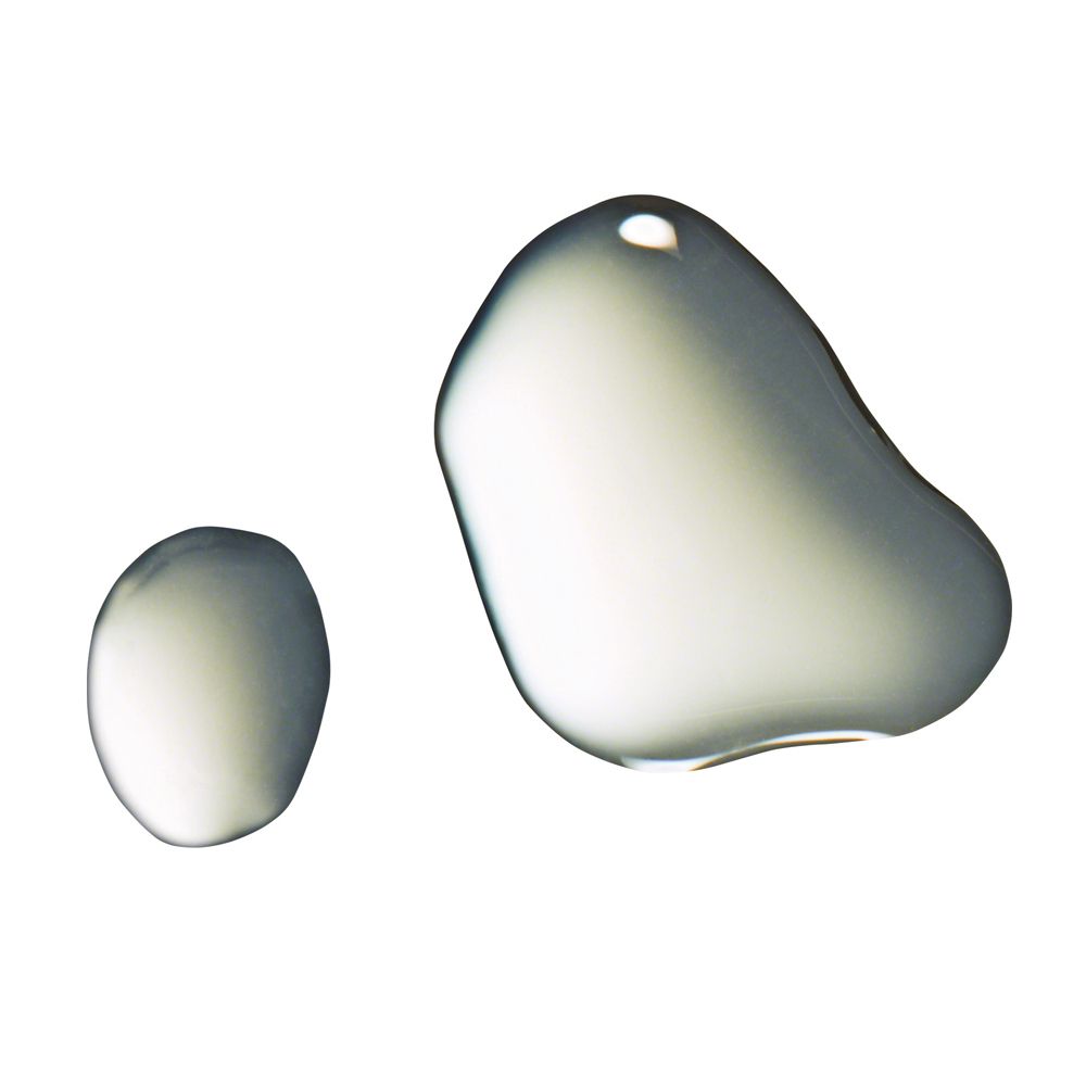 Deux gouttes de liquide. Forme irrégulière, transparent, brillant.