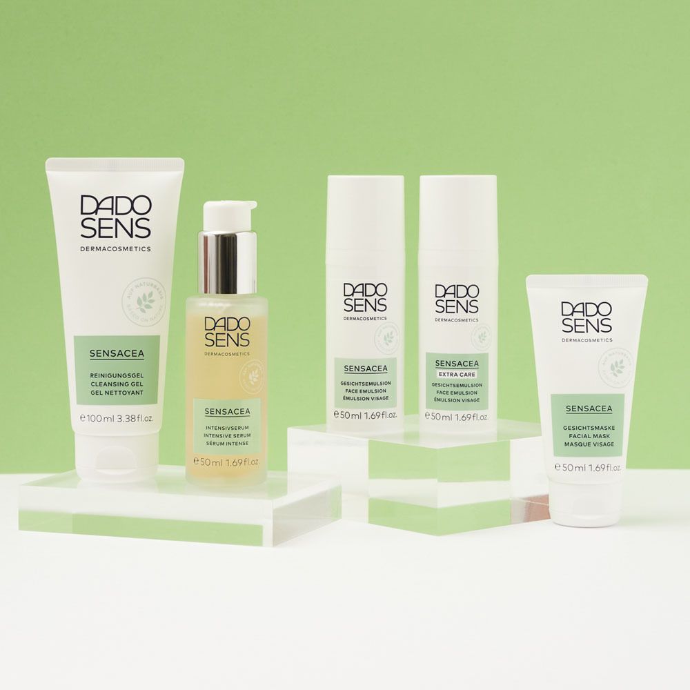 Verschillende DADO SENS SENSACEA producten: reinigingsgel, serum, gezichtscrèmes. Groen-witte kleurstelling. Op sokkels.