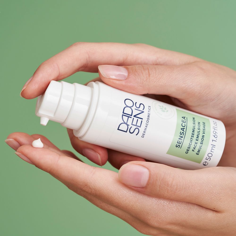 Mains tenant un flacon DADO SENS SENSACEA. Produit distribué.