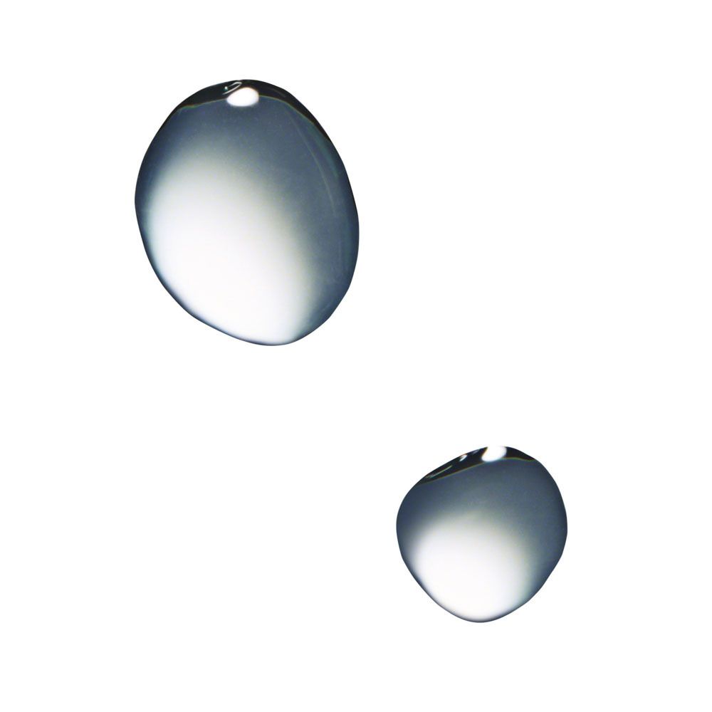 Deux gouttes de sérum sur fond blanc. Forme de goutte, transparent.