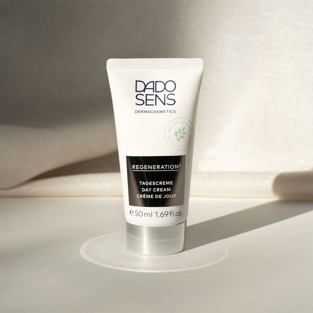 Witte tube met DADO SENS-logo en productnaam. Dagcrème, 50ml.