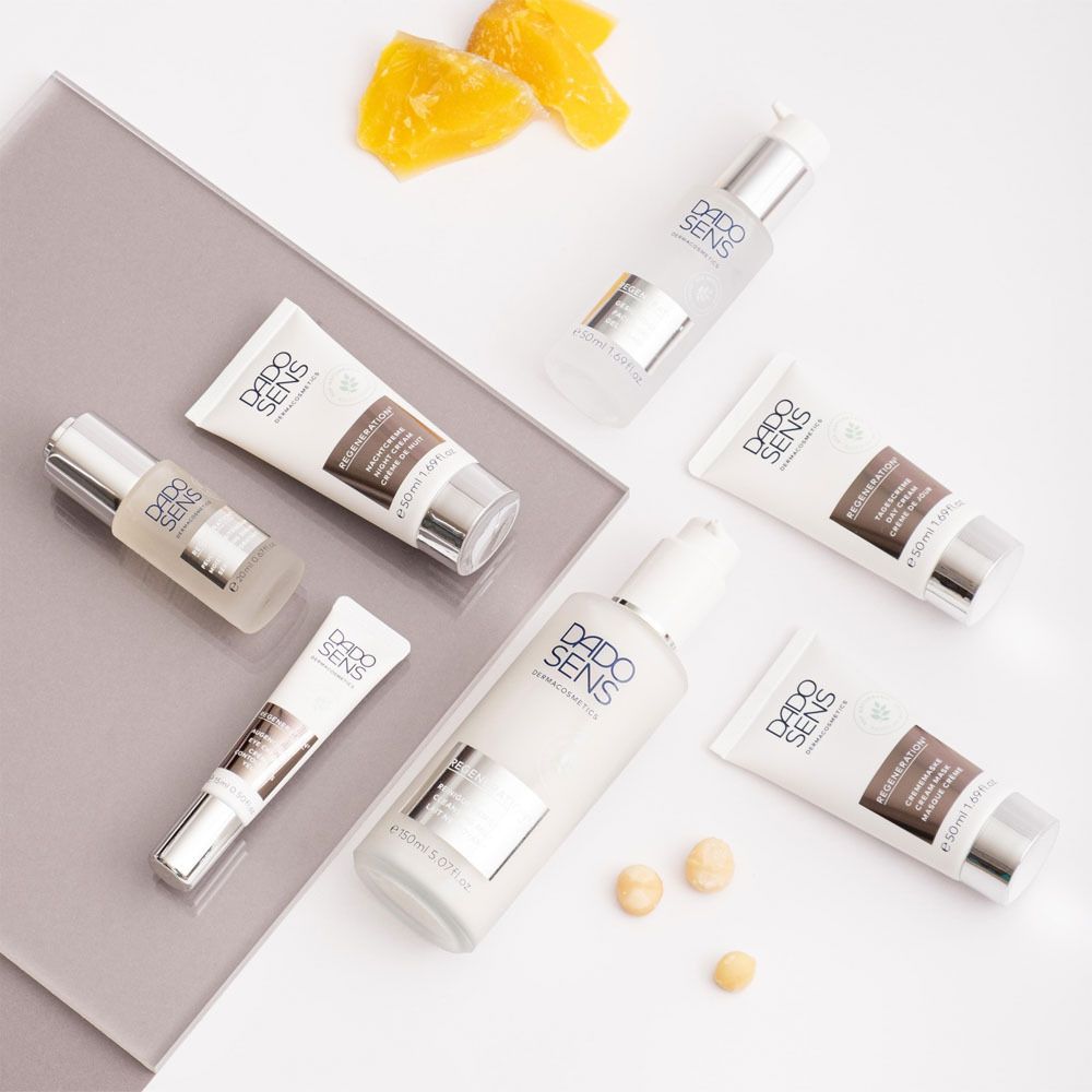 Différents produits. Inscription: DADO SENS, REGENERATION. Crèmes, flacons, tubes.