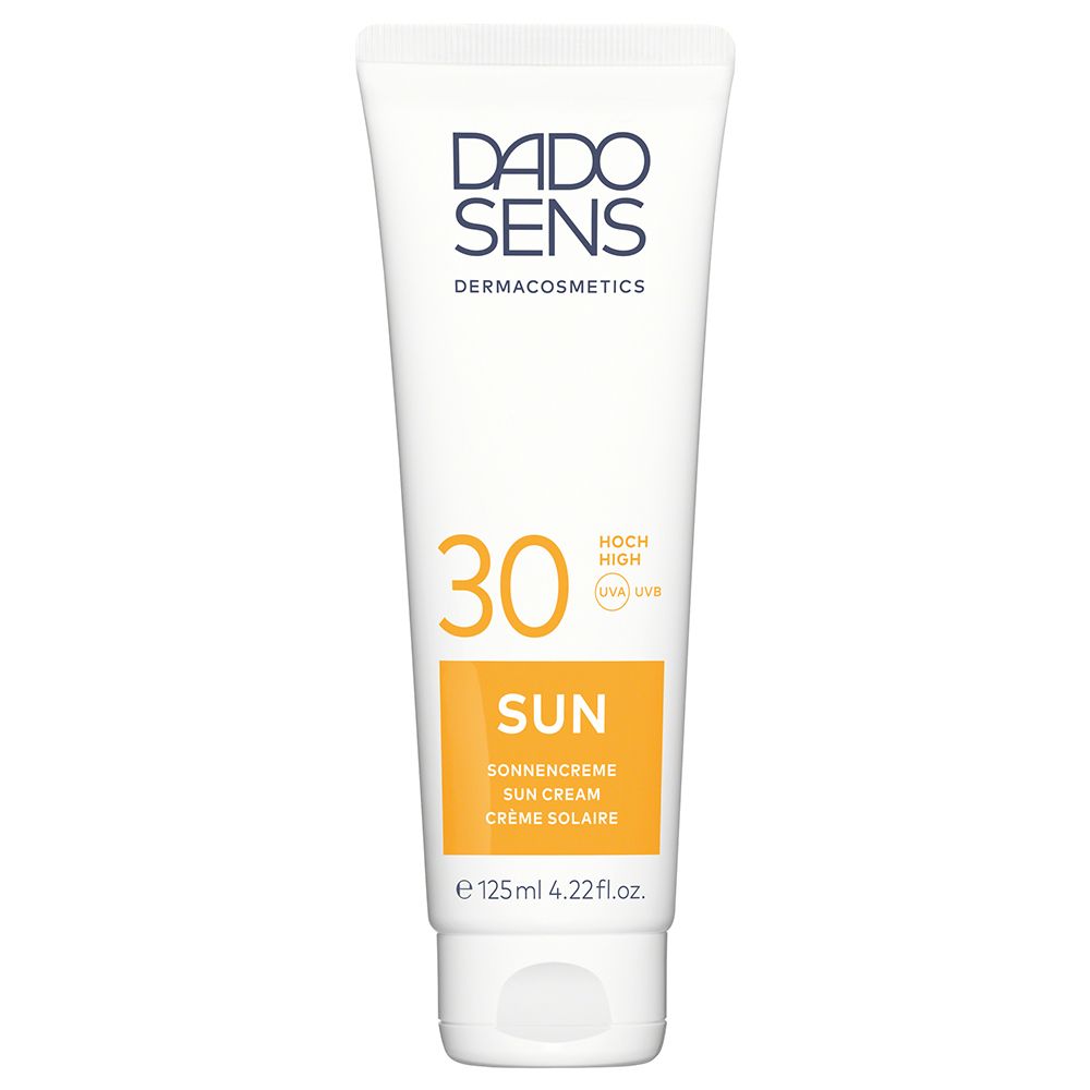 Witte tube met geel etiket. Opschrift: DADO SENS, SUN, 30, zonnecrème. 125ml.