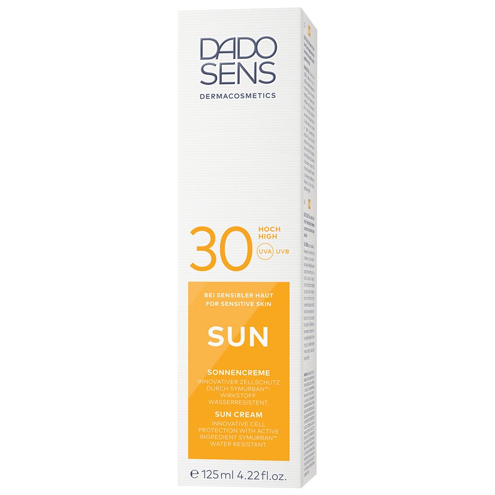 Doos met geel etiket. Opschrift: DADO SENS, SUN, 30, zonnecrème. Voor gevoelige huid. 125ml.