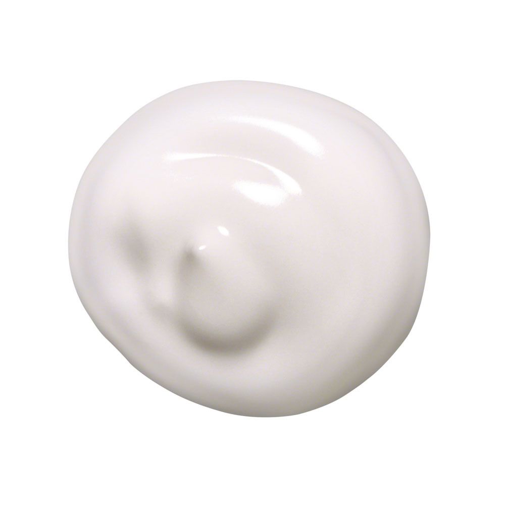 Produit crémeux blanc. Forme ronde, surface lisse. Probablement crème solaire.