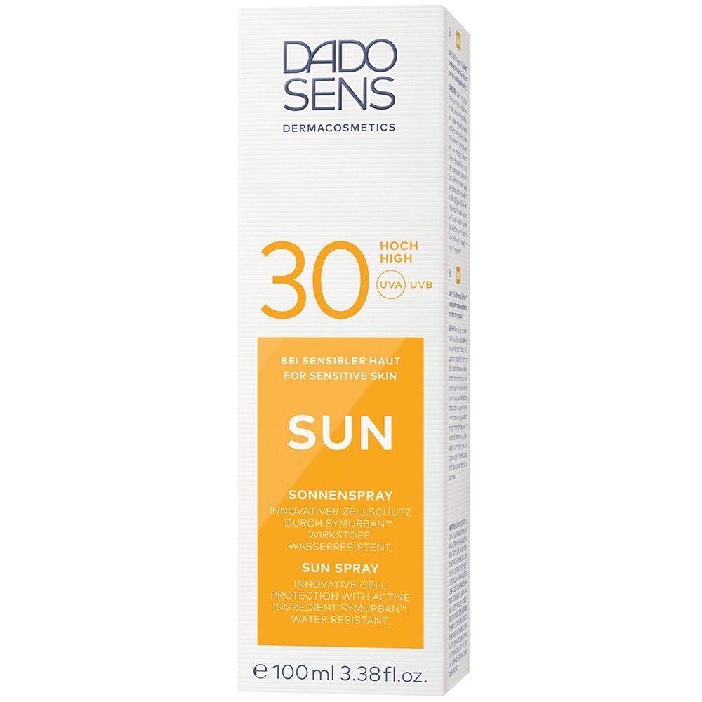Hoge, witte verpakking met zonnebrandspray. Opschrift: DADO SENS, 30, SUN, Sonnenspray. Gele sticker. 100ml. Tekst in het Duits en Engels.