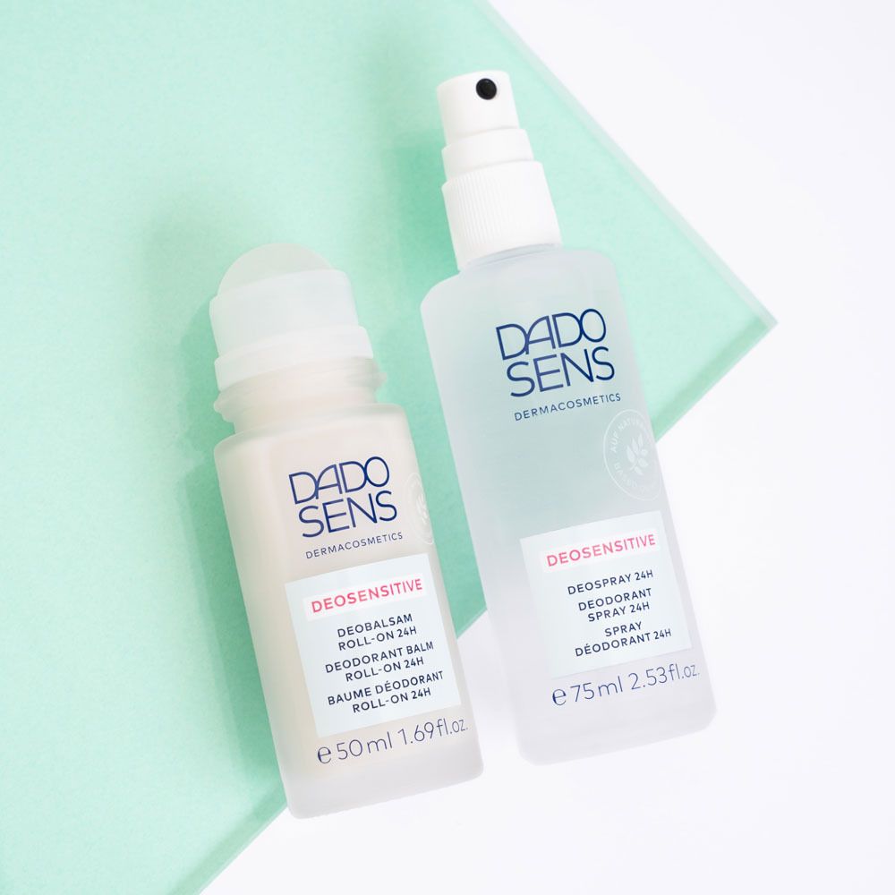 Twee producten: roll-on en spray. Beide met DADO SENS-logo en DEOSENSITIVE. Roll-on: 50ml. Spray: 75ml.