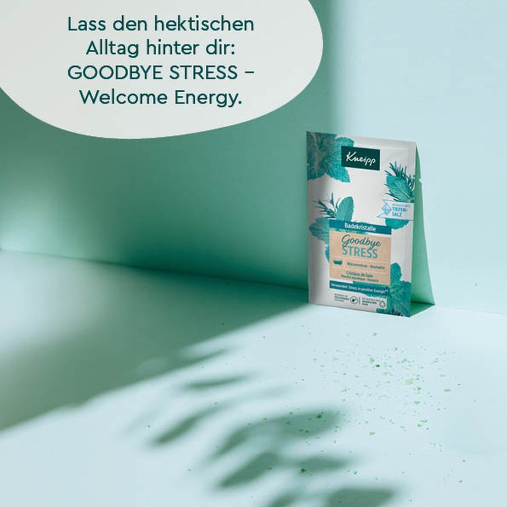 Kneipp® Badekristalle Goodbye Stress. Emballage sur fond bleu. Texte: Laissez le quotidien derrière vous.