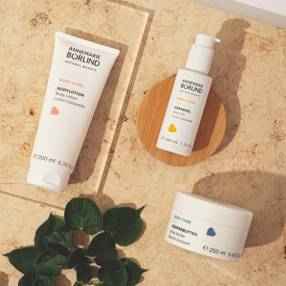 Drie producten: bodylotion, lichaamsolie en bodybutter. Tekst: ANNEMARIE BÖRLIND, BODY CARE.
