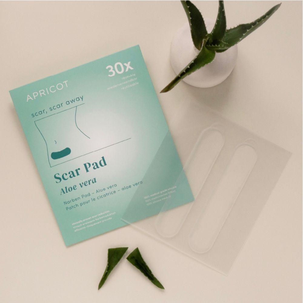 Verpakking met 30 littekenpads. Merk APRICOT. Tekst: scar, scar away, Scar Pad Aloe vera. Aloë vera bladeren.