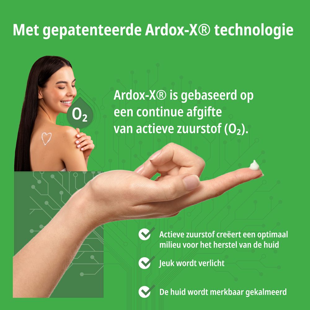 Vrouw met een druppel balsem op de vinger. Gepatenteerde ArdoX-X® technologie met actieve zuurstofafgifte.