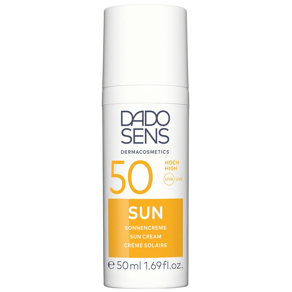 Tube de crème solaire blanche avec étiquette jaune. Texte : DADO SENS, 50, SUN, crème solaire. Protection UV.