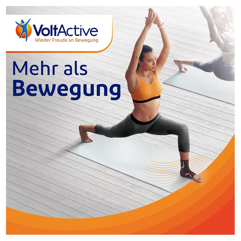 Femme en tenue de sport faisant du yoga. Elle porte une attelle de cheville noire et orange.