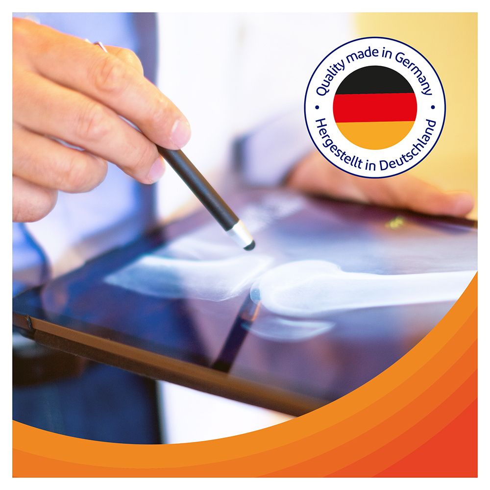 Médecin examinant une radiographie. L'image montre un label de qualité 'Made in Germany'.
