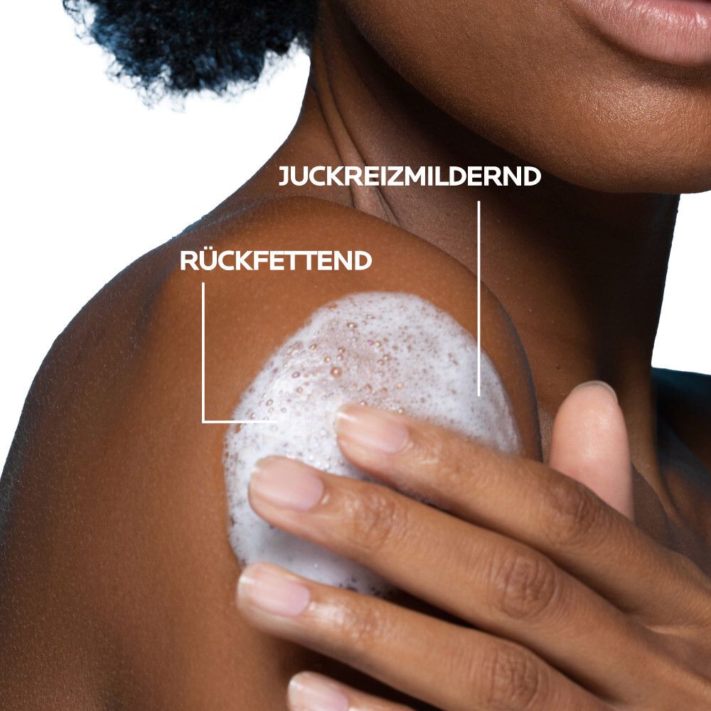 Mousse sur l'épaule: La Roche Posay Lipikar AP+ apaise les démangeaisons.