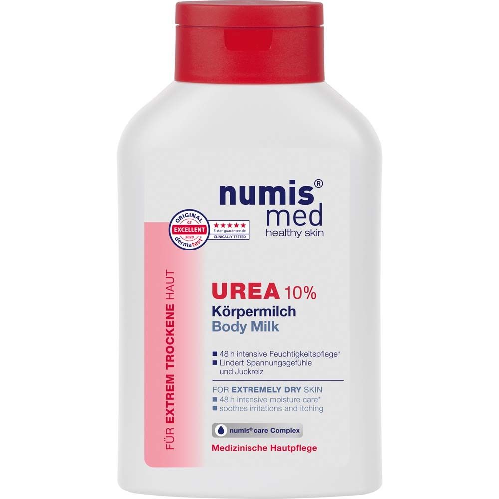 Witte fles met rode dop. Opschrift: numis med UREA 10% Body Milk. Dermatologisch getest.