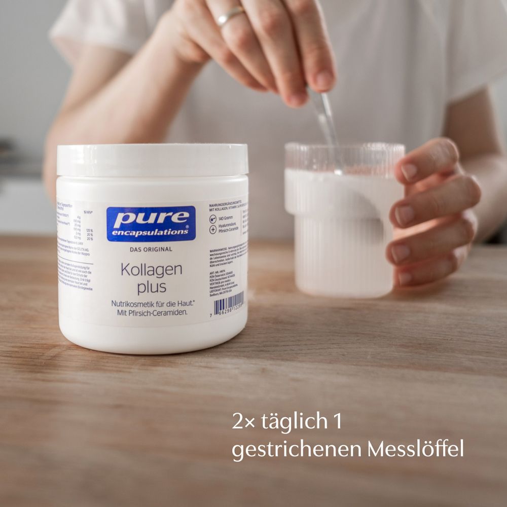 Persoon roert poeder in glas. Op tafel staat een productpot met de tekst Kollagen plus.