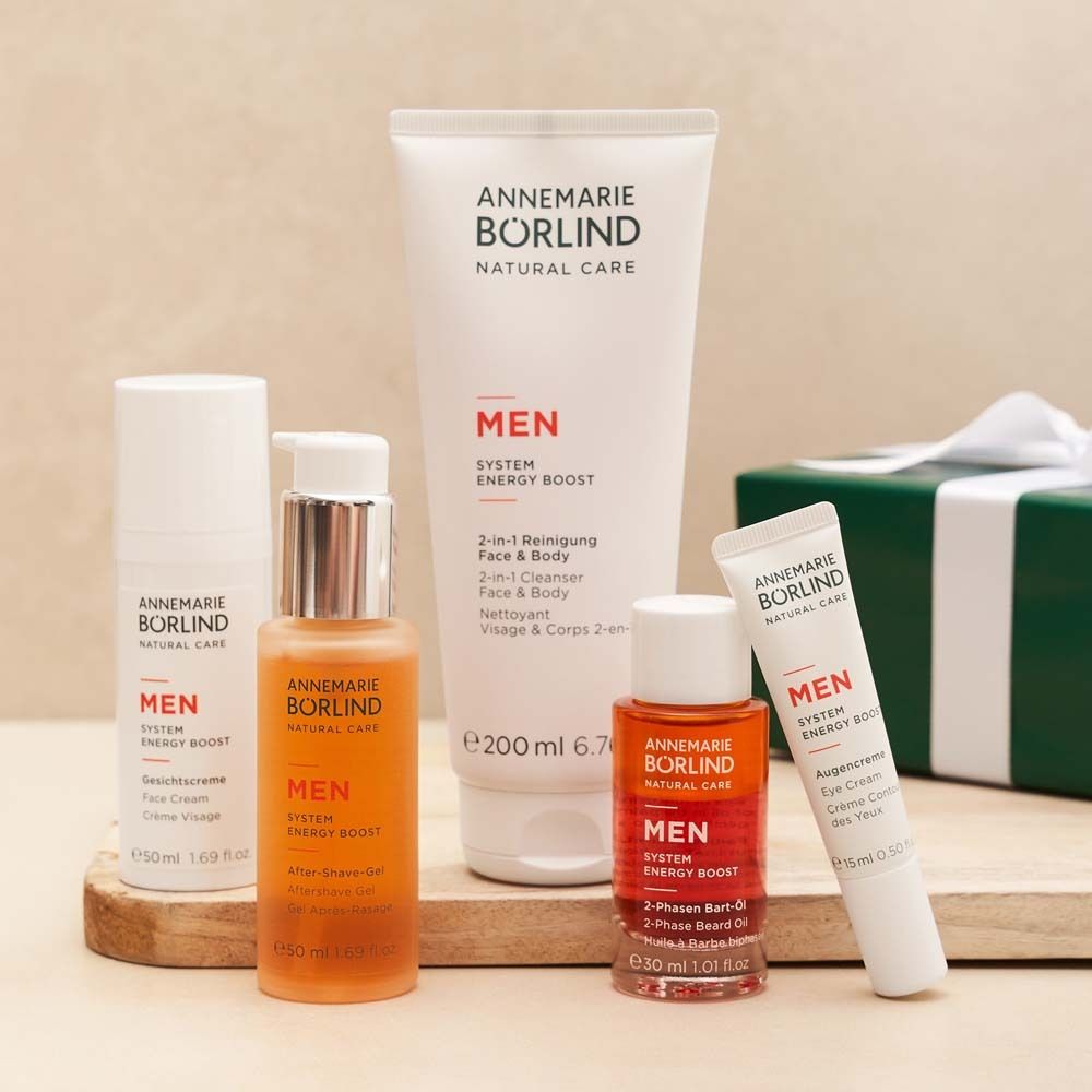 Verschillende producten "ANNEMARIE BÖRLIND MEN". Flessen, tubes en potjes. Op lichte achtergrond.