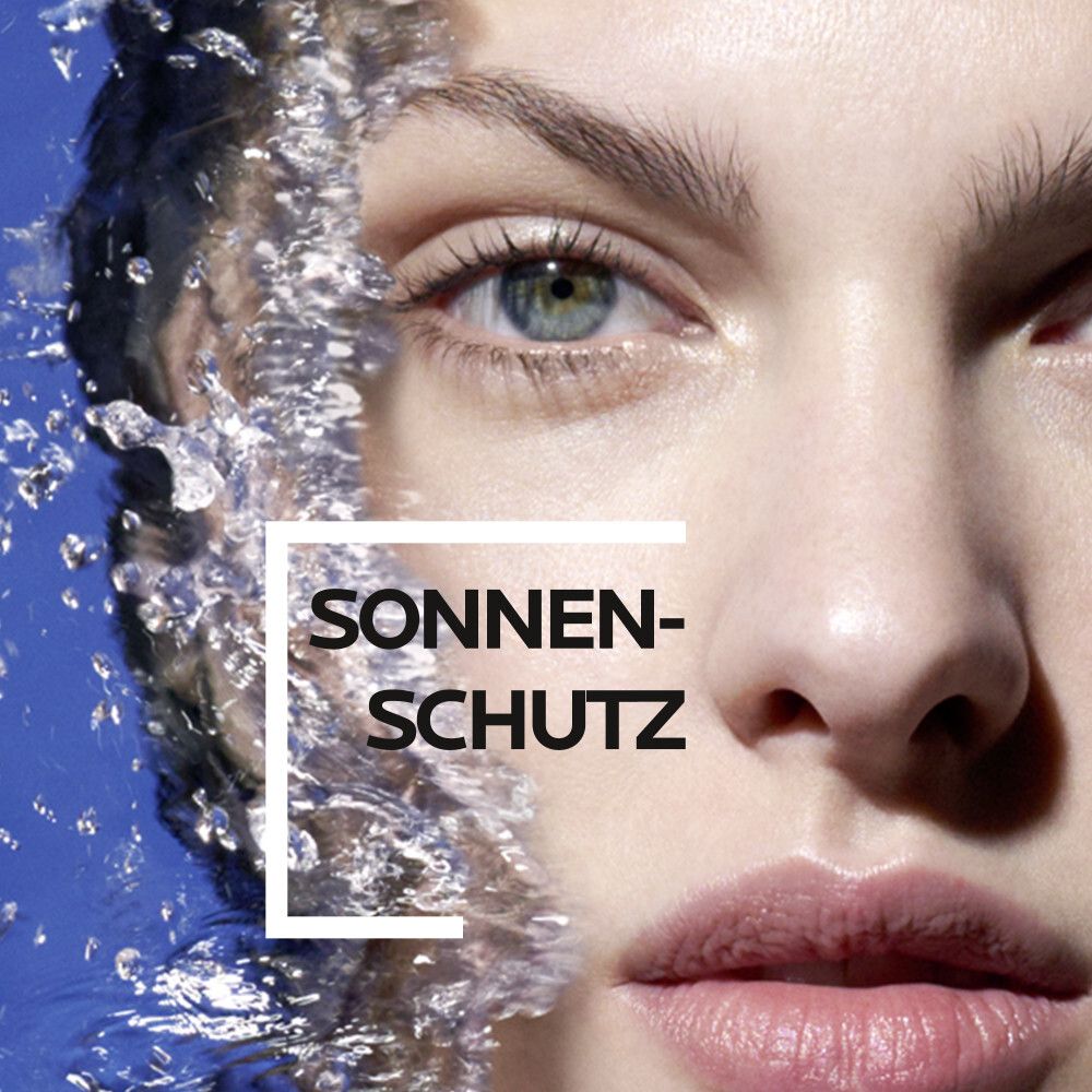 Visage d'une femme avec de l'eau. Texte : Protection solaire.