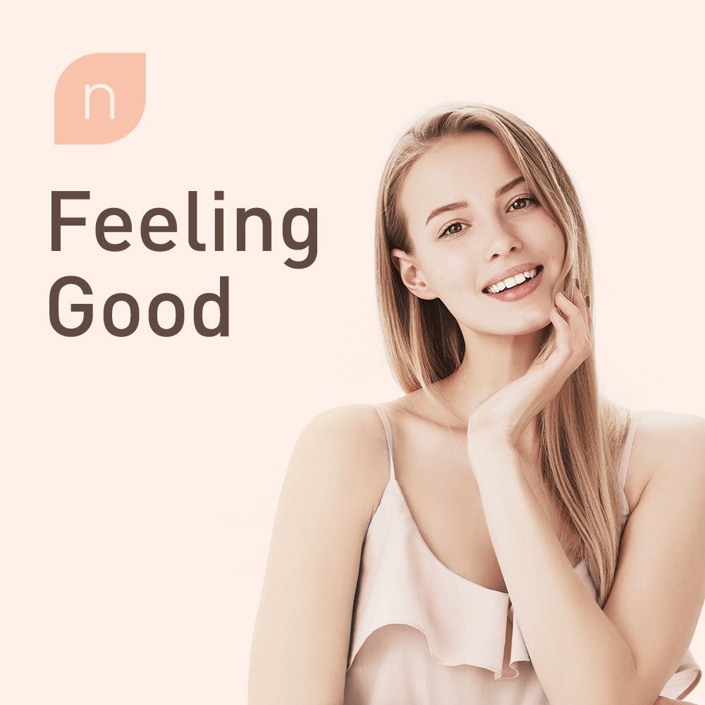 Portret van een lachende vrouw. Tekst: Feeling Good. Logo: n.