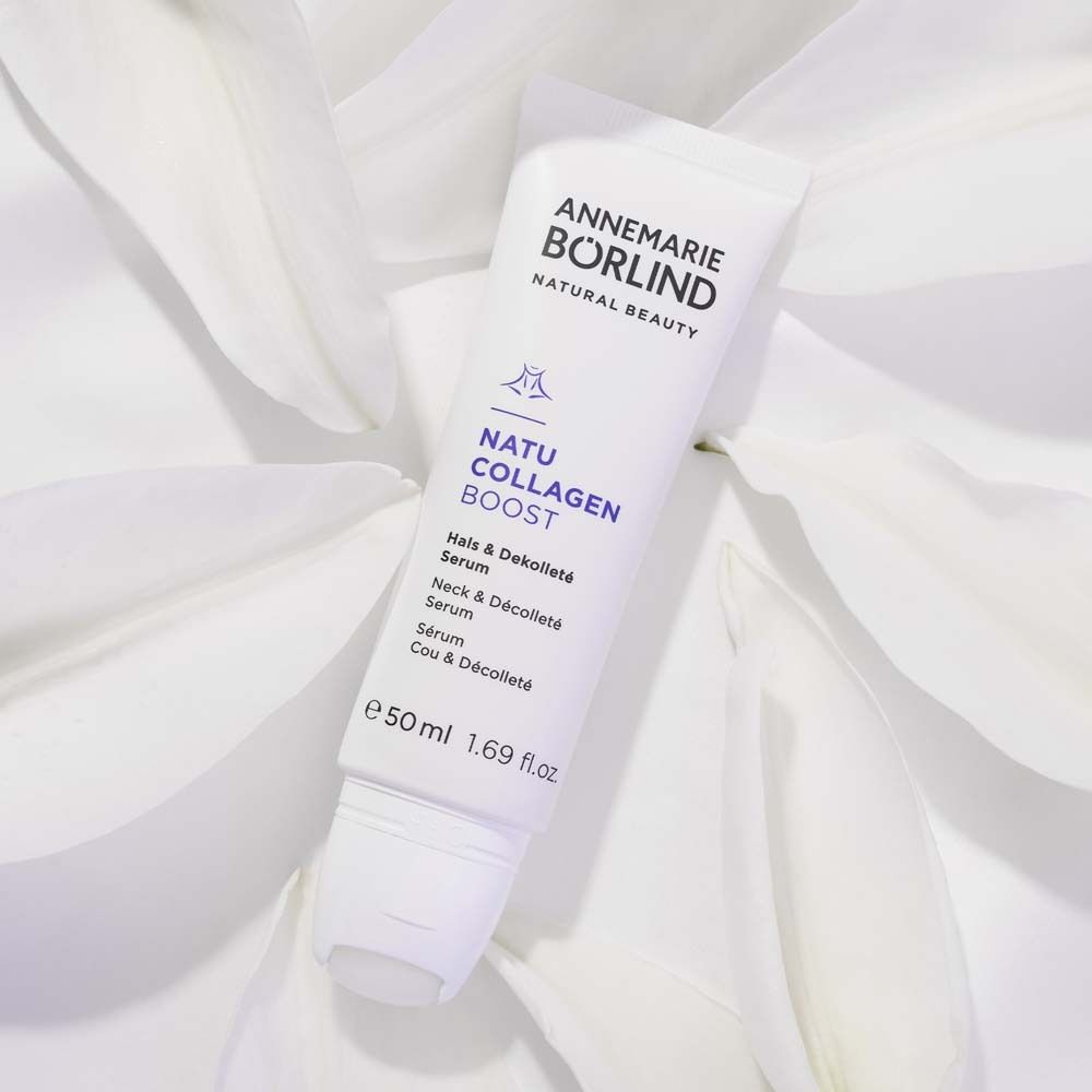 Witte tube met productopdruk. Merk: ANNEMARIE BÖRLIND. Product: NATU COLLAGEN BOOST Hals & Décolleté Serum.