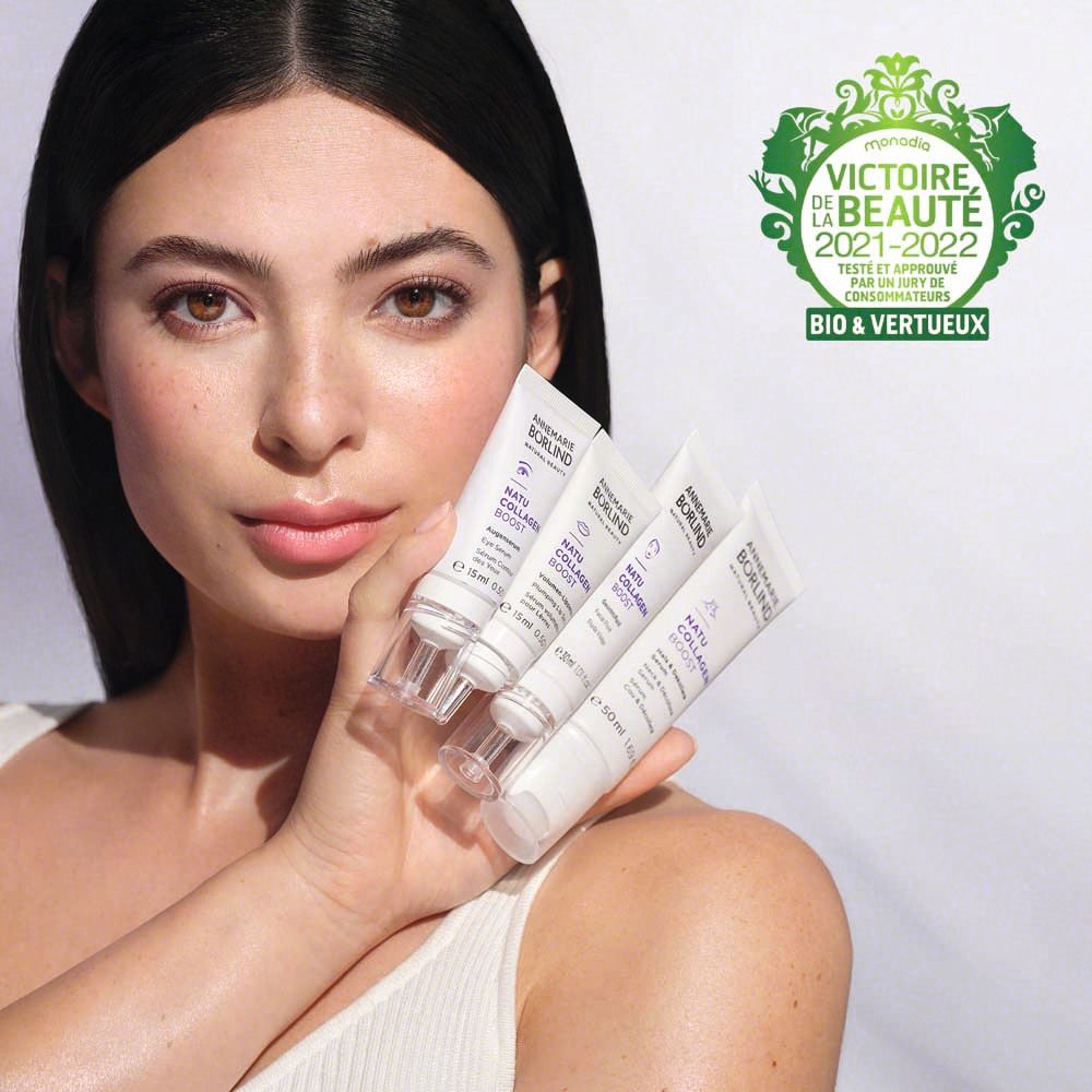 Vrouw houdt meerdere tubes vast. Merk: ANNEMARIE BÖRLIND. Product: NATU COLLAGEN BOOST. Prijs: Victoire de la Beauté.