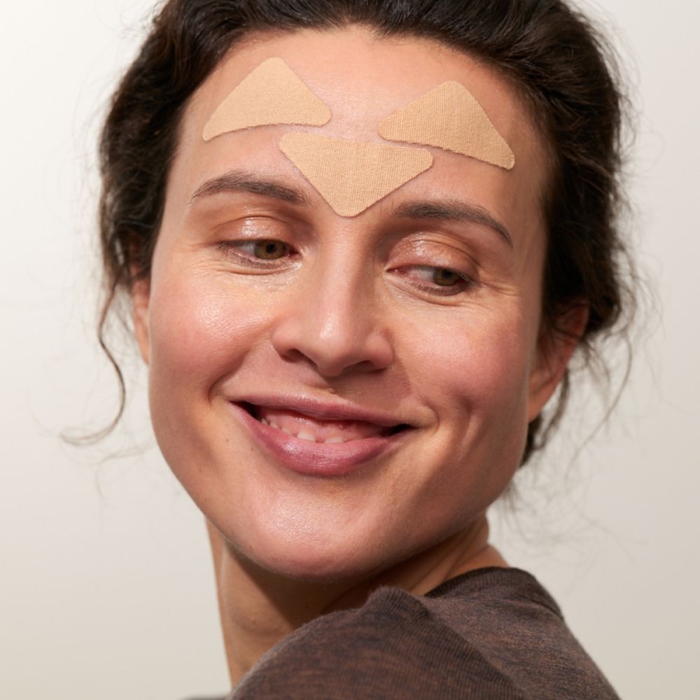 Vrouw met drie driehoekige patches op het voorhoofd.