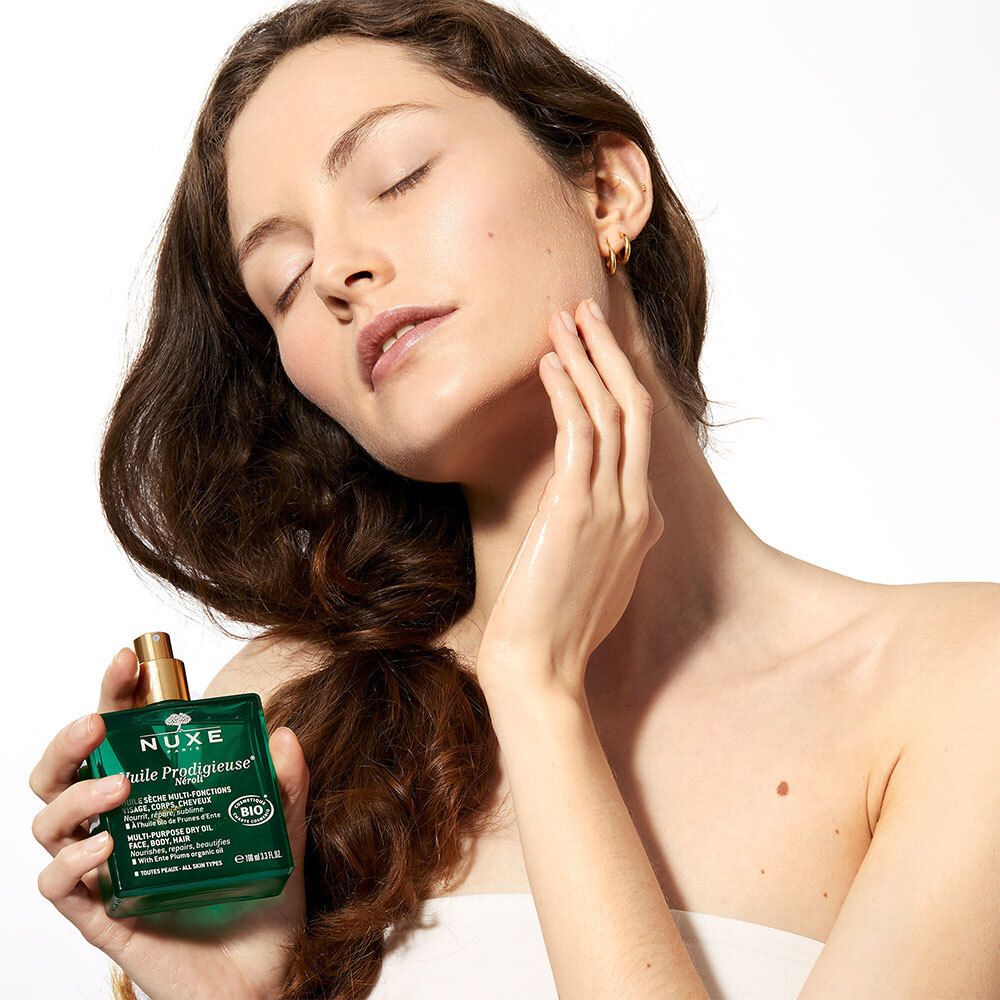 Flacon en verre vert avec pompe dorée, Nuxe Huile Prodigieuse Bio.