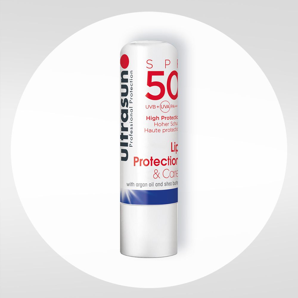 Witte lippenbalsem met rode tekst. Tekst: SPF 50, Lip Protection & Care. Met arganolie en sheaboter.