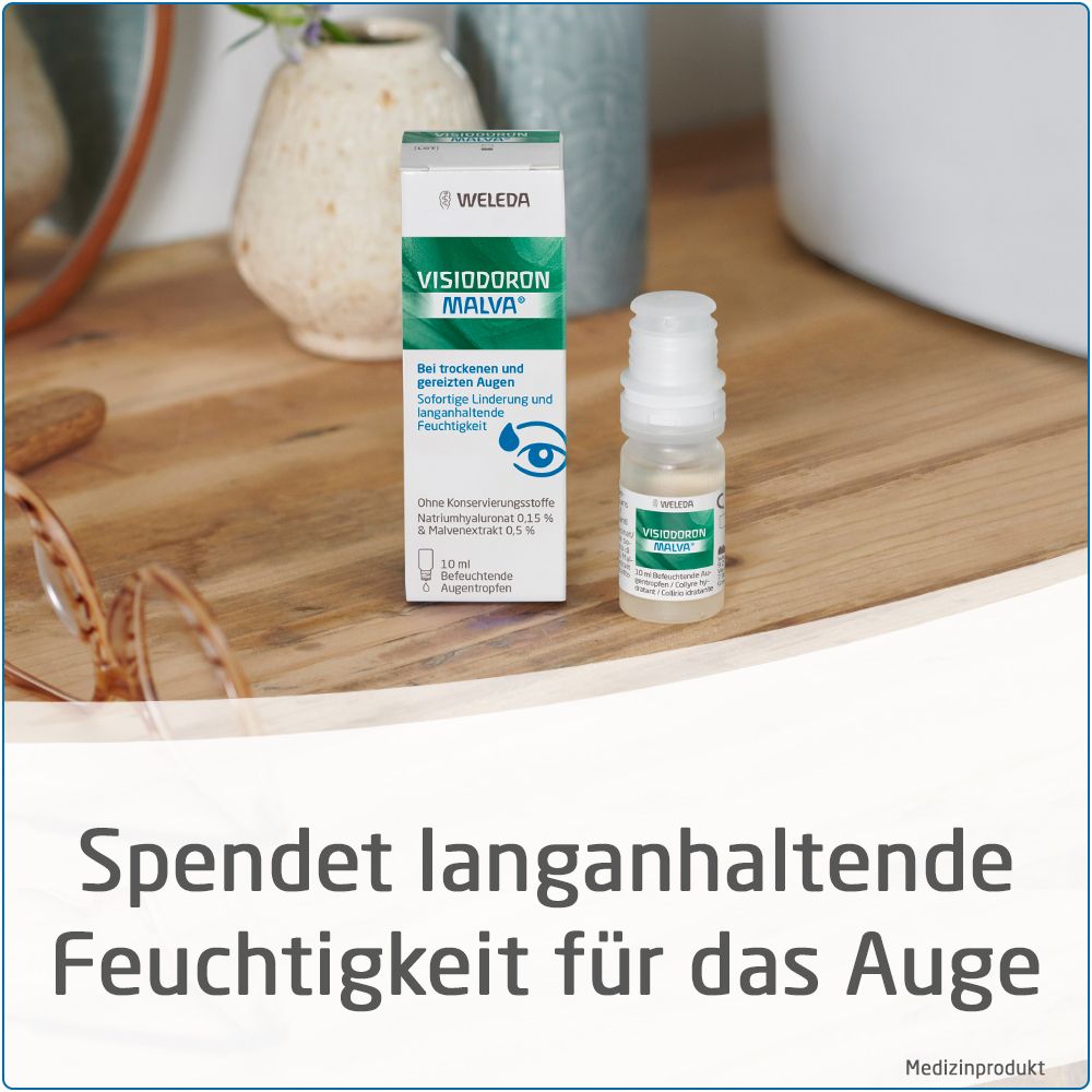 Oogdruppelflesje en verpakking op een tafel. Tekst: Biedt langdurige hydratatie voor het oog.