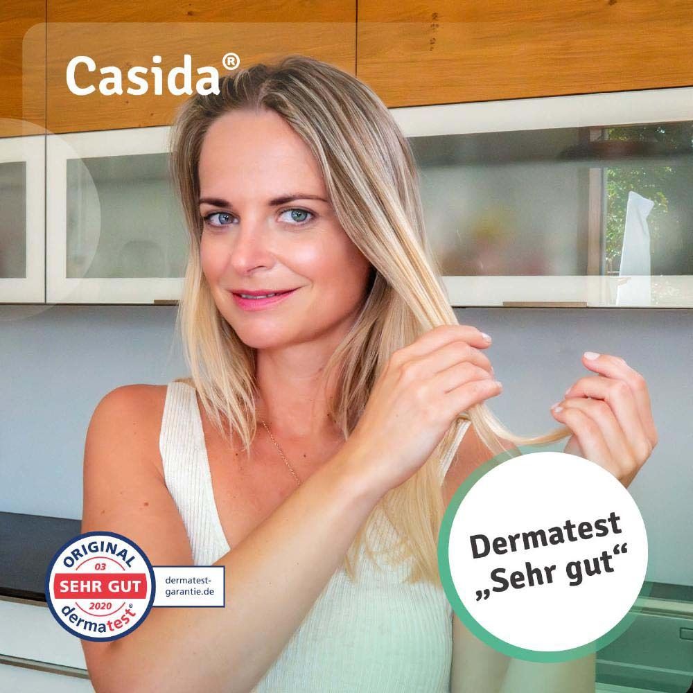 Vrouw houdt haar haar vast. Casida Aloe Vera Gel met Dermatest certificering. Zeer goed.
