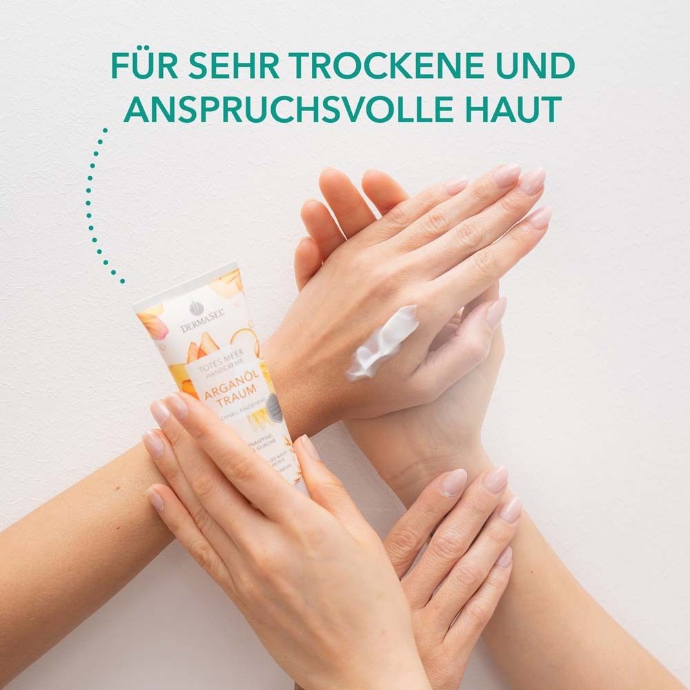 Handen met crème. Tekst: Voor zeer droge en veeleisende huid. Crèmetube op de achtergrond.