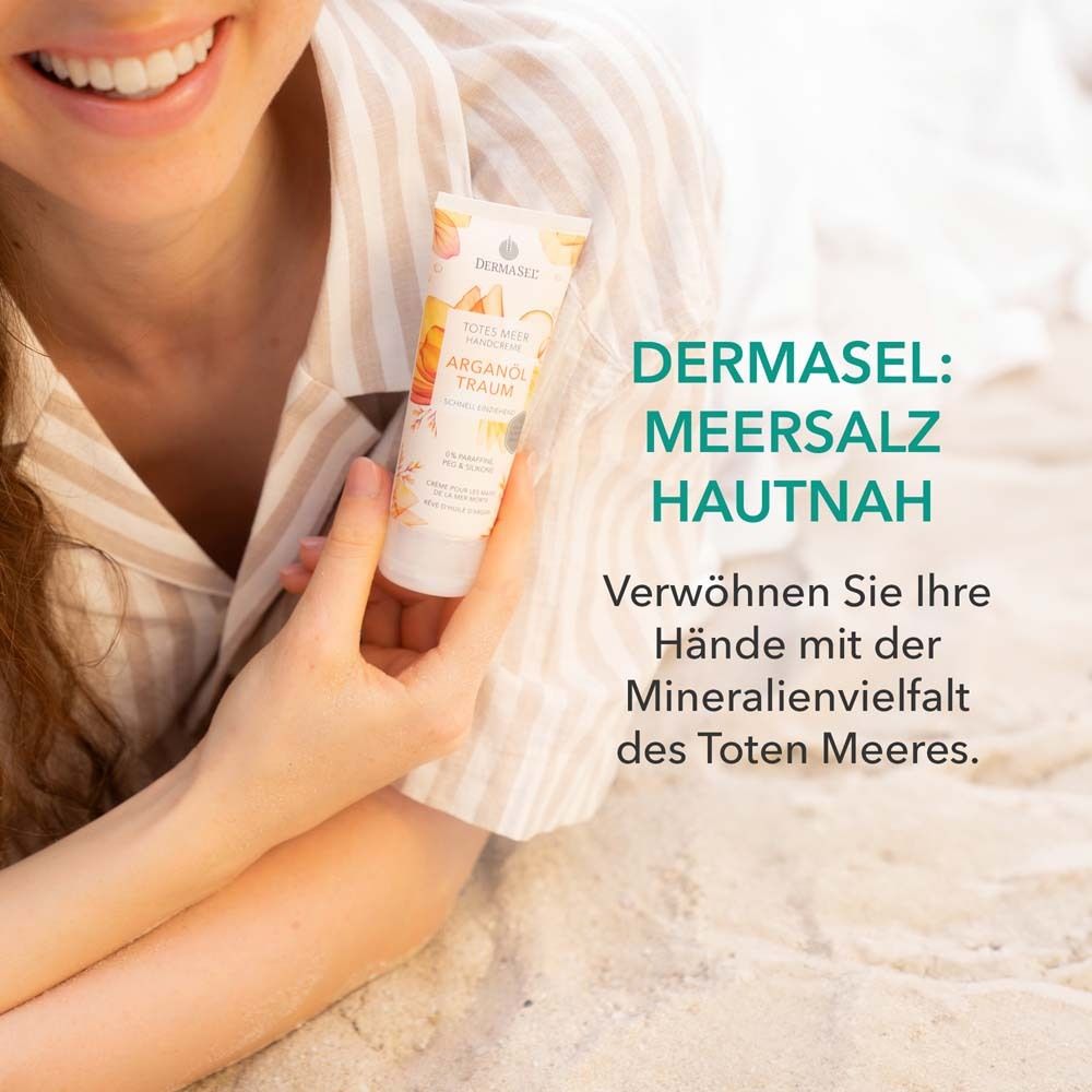 Vrouw houdt tube vast. Tekst: DERMASEL: Zeezout dichtbij. Verwen uw handen met de mineralenrijkdom van de Dode Zee.