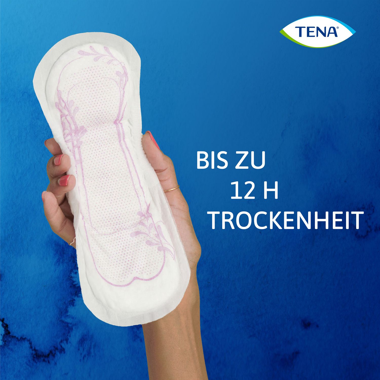 Wit TENA discreet Normal product in een hand. Opschrift: Tot 12 uur droogheid. Blauwe achtergrond.