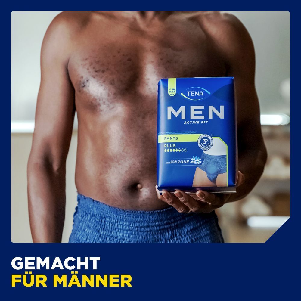 Man houdt verpakking TENA Men Active Fit Pants Plus vast. Blauwe verpakking, productnaam en slogan.