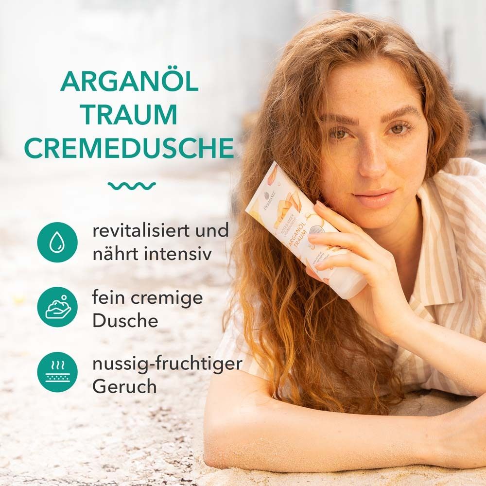 Vrouw houdt tube vast. Tekst: Arganöl Traum Cremedusche, revitaliseert en voedt intensief, fijne crèmedouche, nootachtig-fruitige geur.