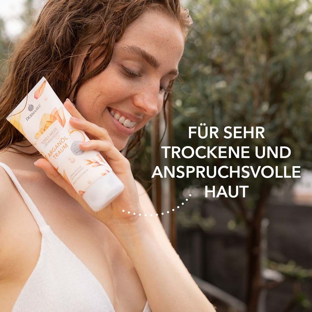 Vrouw houdt tube vast. Tekst: Voor een zeer droge en veeleisende huid. Product: Arganöl Traum Cremedusche.