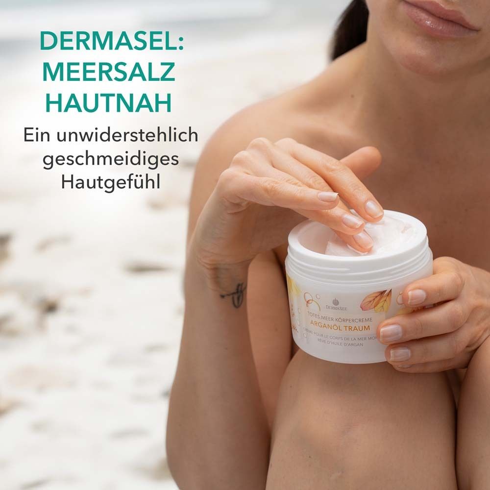 Femme appliquant de la crème. Texte : DERMASEL: Meersalz hautnah. Un toucher de peau irrésistiblement doux.