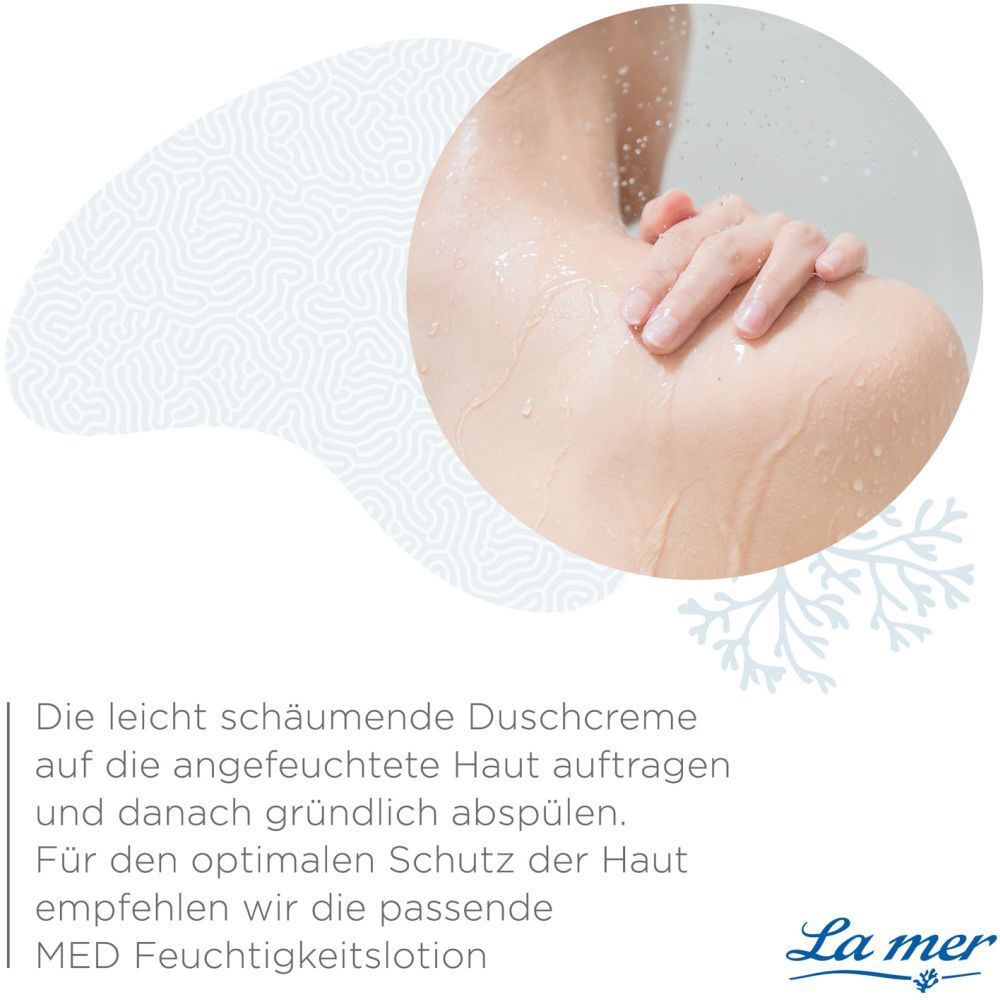 Personne sous la douche. Texte: Appliquer la crème de douche sur peau humide et rincer. Recommandation: MED Lotion hydratante. Logo La mer.