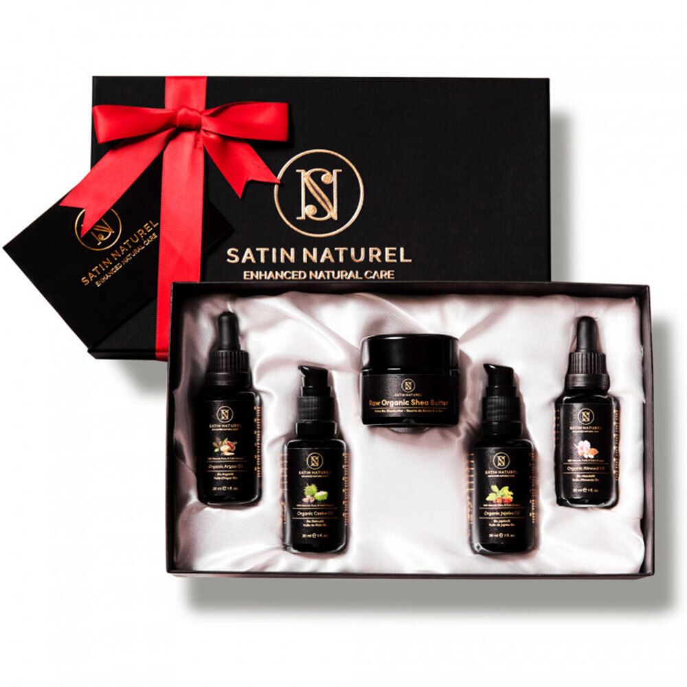 Coffret cadeau avec flacons noirs et pots dans une boîte noire avec ruban rouge. Marque : SATIN NATUREL.