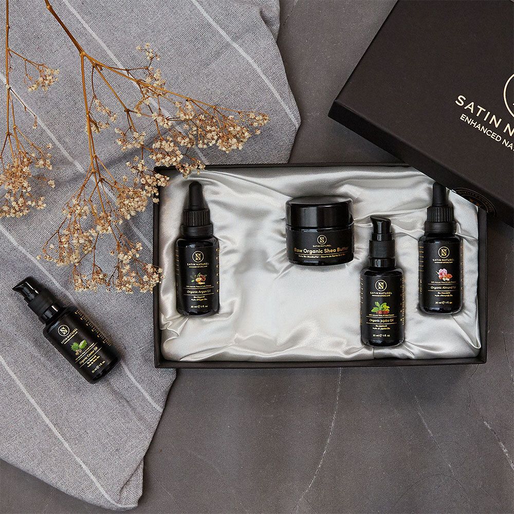 Coffret cadeau avec flacons noirs et pots dans une boîte noire. Marque : SATIN NATUREL.