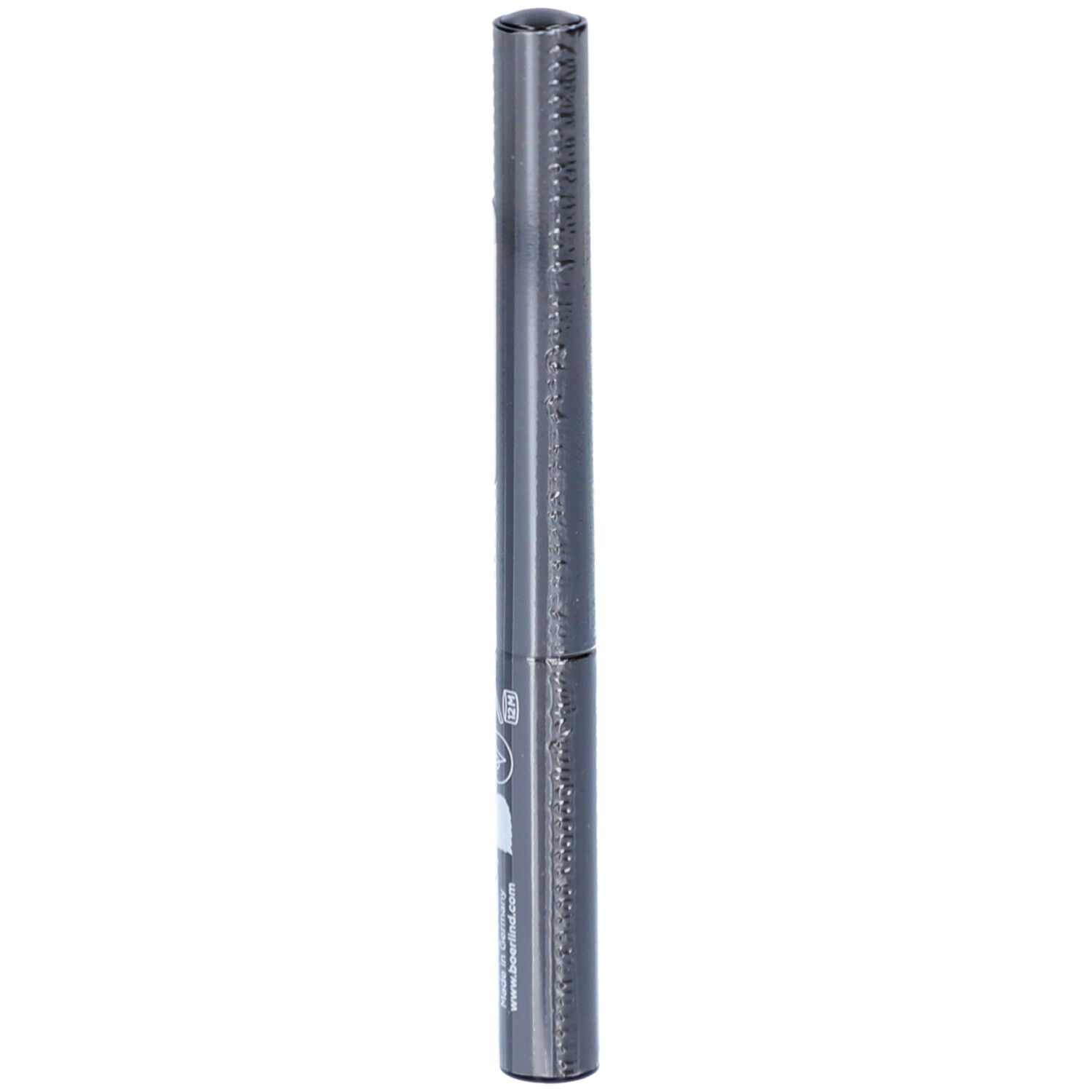 Eyeliner liquide noir dans un étui cylindrique. L'emballage est gris foncé avec des inscriptions blanches. L'eyeliner est orienté verticalement.