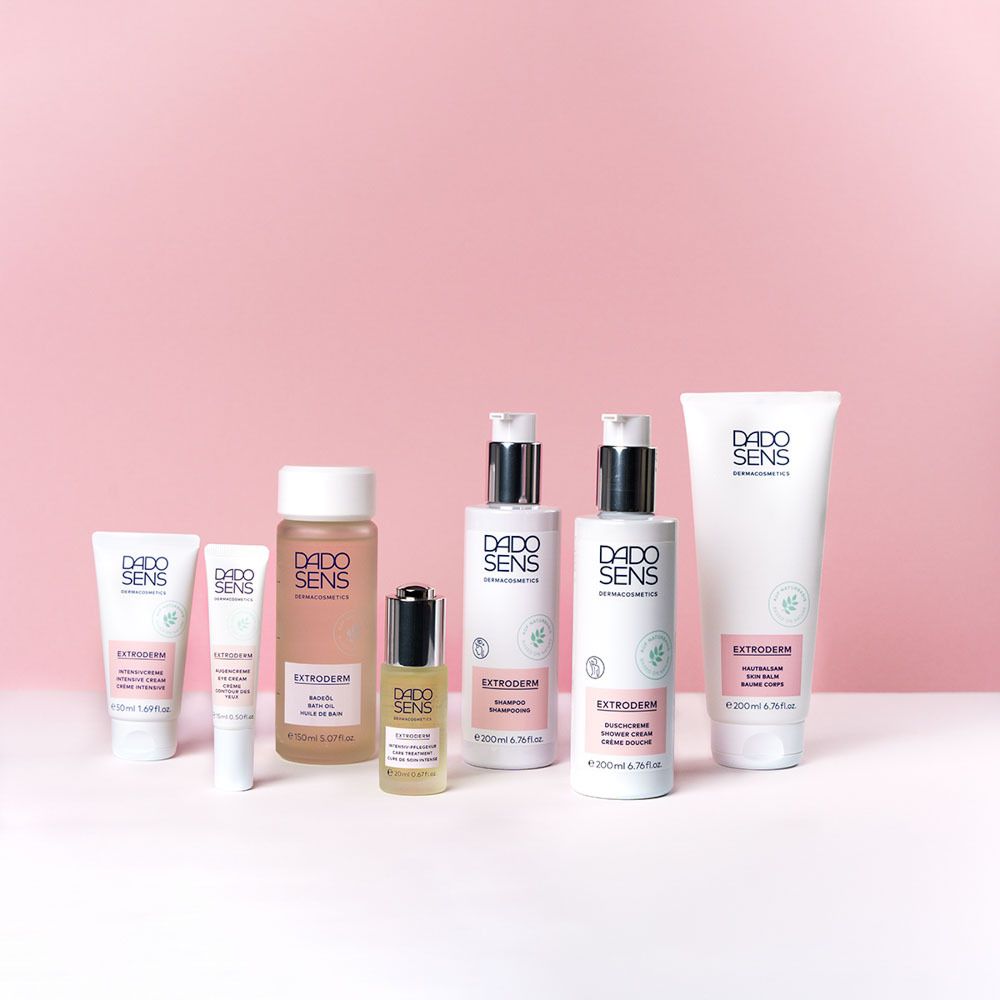 Divers produits. Tubes, flacons. Fond rose. Logo et noms de produits.