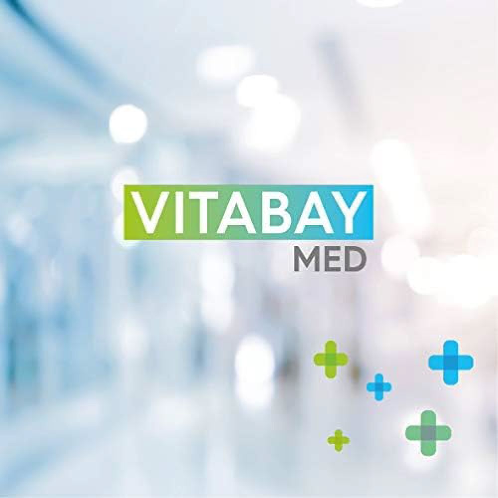 Vitabay Med logo met groene en blauwe kruisen op een vage achtergrond.