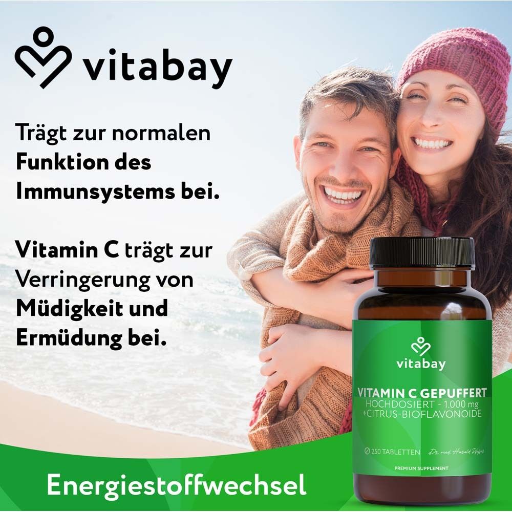 Flacon Vitamine C 1000 mg Vitabay près d'un couple souriant sur la plage.